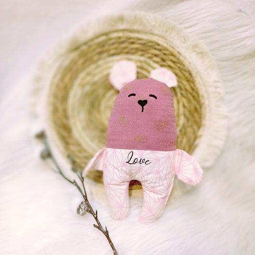 Joli doudou ourson rose et formes géométriques