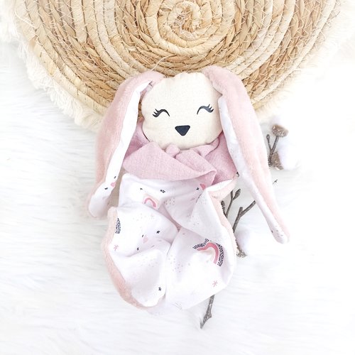Doudou "câlin" rose motif arc en ciel