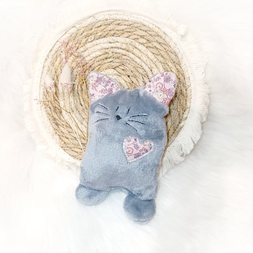 Doudou chat mignon gris coeur fleurs rose