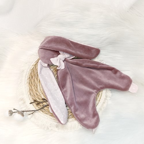 Joli doudou mou lapin rose et voeux rose motif étoiles