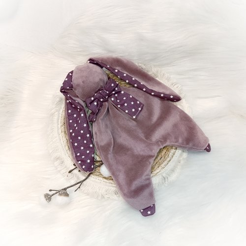 Joli doudou mou lapin violet et vieux rose motif étoiles