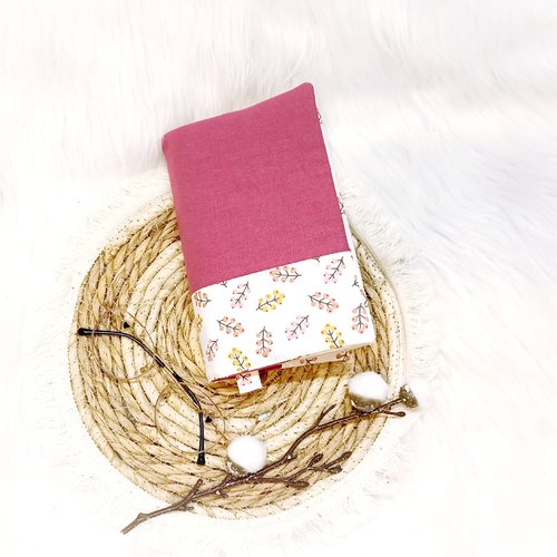 Protège livre en tissus rose et petites baies.