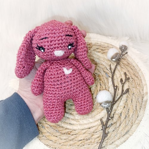 Lapinou d'amour  en crochet rose framboise a paillettes