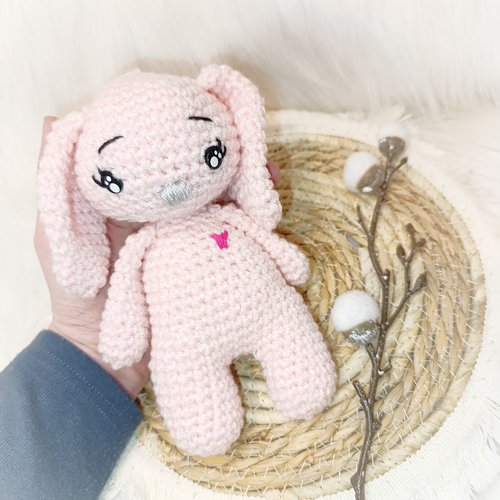 Lapinou d'amour  en crochet rose clair et paillettes
