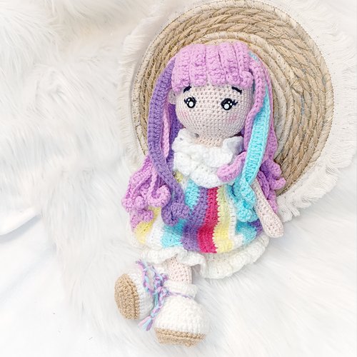 Jolie poupée en crochet mademoiselle arc en ciel