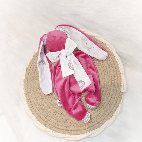 Joli doudou mou lapin rose motif arc en ciel