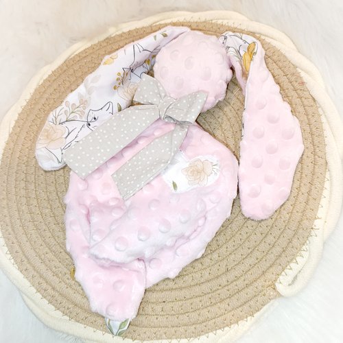 Joli doudou mou lapin rose petite rose