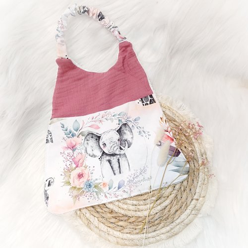 Joli bavoir élastique / maternelle jungle savane éléphanteau rose et fleurs