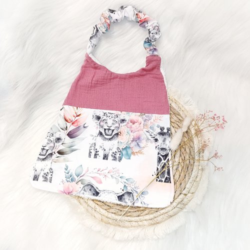 Joli bavoir élastique / maternelle jungle savane lionceau rose et fleurs