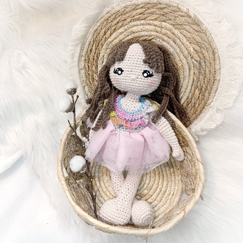 Jolie poupée en crochet mademoiselle