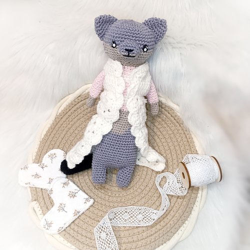 Loutre en crochet et son manteau