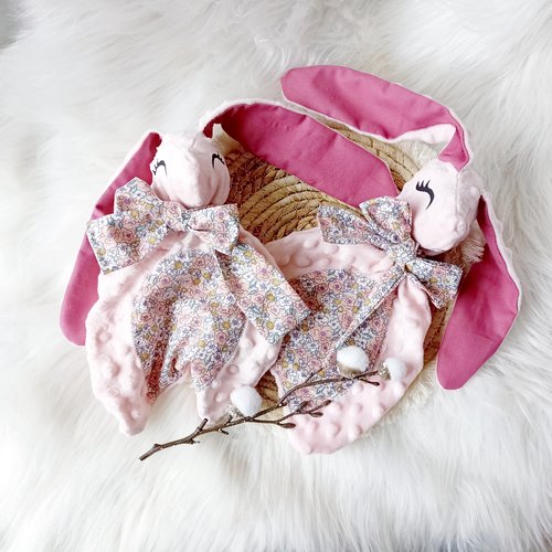 Doudou petit lapin rose clair
