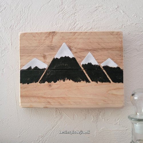 Tableau en bois peint montagne moderne noire. décoration murale style chalet en bois peint noir. création éco-responsable.
