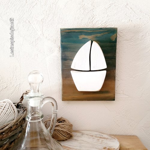 Tableau marin en bois, déco murale mer, voilier minimaliste.