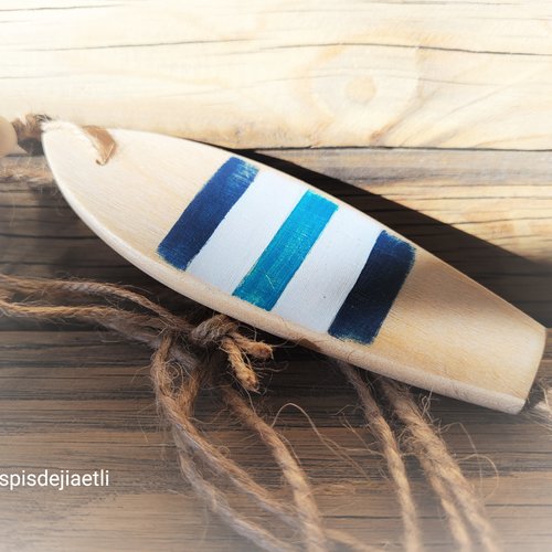 Petit surf décoratif en bois bleu et blanc, à suspendre.