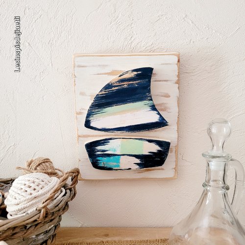 Petit tableau marin en bois usé, voilier minimaliste multicolore