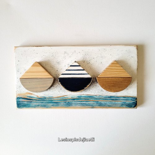 Tableau en bois recyclé bateau. décoration murale mer, voilier minimaliste bleu et blanc, style nautique.