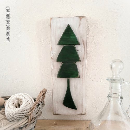 Tableau sapin en bois recyclé blanc et vert, décor mural nature minimaliste en bois. ornement d'hiver montagne chalet. noël