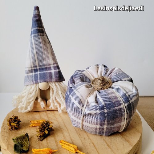 Décoration d'automne gnome et citrouille assortie en bois et tissu tartan bleu.
