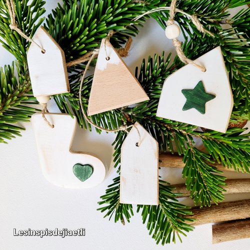 5 décorations de noël scandinaves en bois blanc,  5 petites maisons nordiques pour sapin.