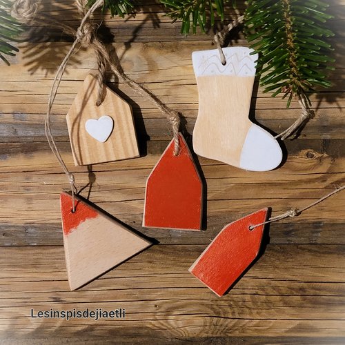 5 décorations de noël en bois naturel et rouge à suspendre au sapin. style chalet, scandinave