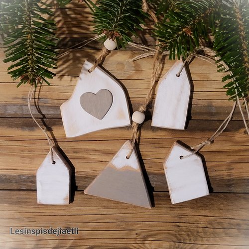 5 décorations de noël scandinaves en bois blanc et taupe,  5 petites maisons nordiques pour sapin.