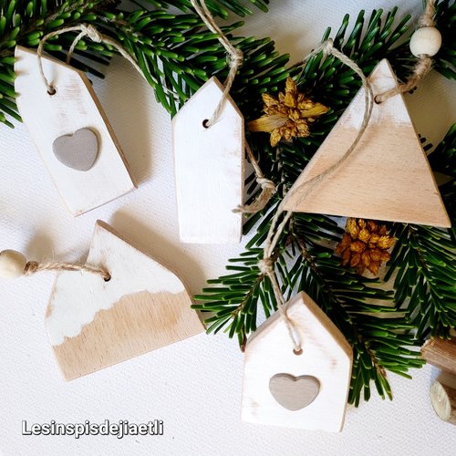 5 décorations de noël scandinaves en bois blanc et taupe,  5 petites maisons nordiques pour sapin.