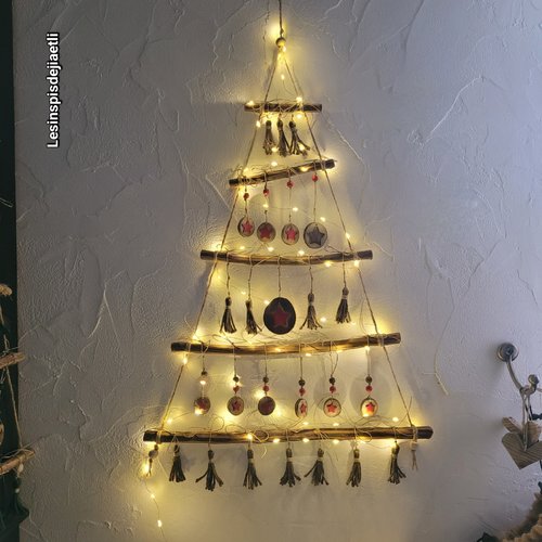 Sapin de noël mural en bois et ses 25 décorations assorties aux teintes brunes et rouge. décorations de noël éco-responsables.