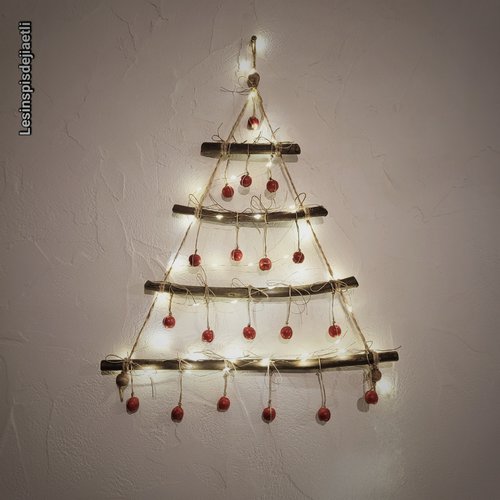 Petit sapin mural en bois naturel et ses boules rouges. décoration de noël en bois, éco-responsable. pièce unique.