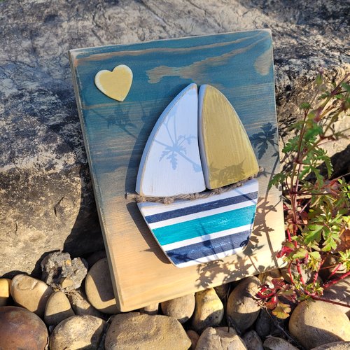 Tableau marin en bois bateau coloré, déco murale mer, voilier minimaliste.