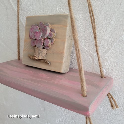 Petite étagère en bois suspendue rose avec corde en jute