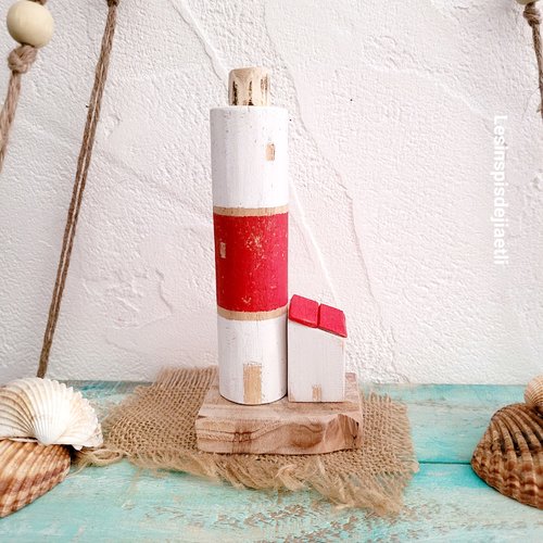 Phare marin en bois recyclé rouge et blanc, décoration nautique, bord de mer.