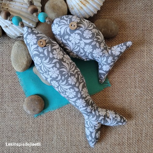 Duo de poissons en tissu fleuri gris et blanc, à suspendre, décoration bord de mer
