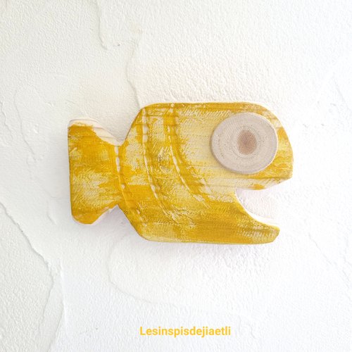 Poisson rigolo en bois de récup jaune de forme carré, petite déco murale bord de mer
