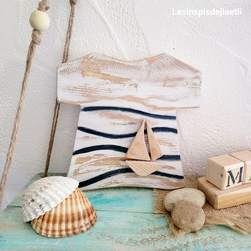 Décor mural marin en bois en forme de tee-shirt marinière blanche à rayures bleu