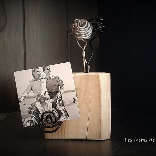 Porte photo en bois recyclé et son bouquet de roses en fil d'aluminum