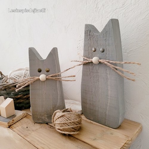 Duo de chats gris en bois. décoration d'intérieur éco-responsable minimaliste