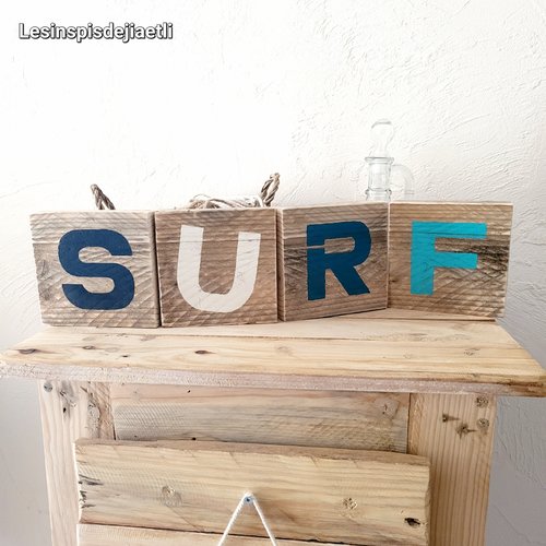 Décoration surf en bois de récupération, lettres surf peintes sur bois.