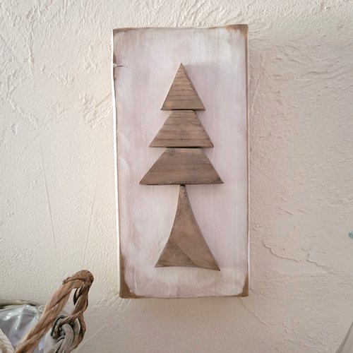 Tableau sapin en bois recyclé blanc et taupe, décor mural nature minimaliste en bois. ornement d'hiver montagne chalet.