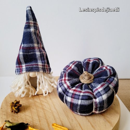 Décoration d'automne gnome et citrouille assortie en bois et tissu tartan bleu.