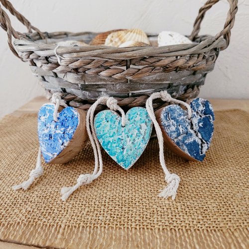 3 petits cœurs en bois bleu à accrocher, décoration d'intérieur bord de mer