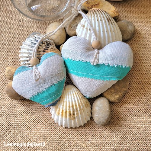 Duo de petits cœurs en tissu bleu turquoise et beige, décoration bord de mer à accrocher.