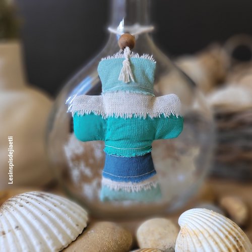Magnifique croix en tissu bleu et beige, à suspendre, intérieur bord de mer, bohème, shabby chic.