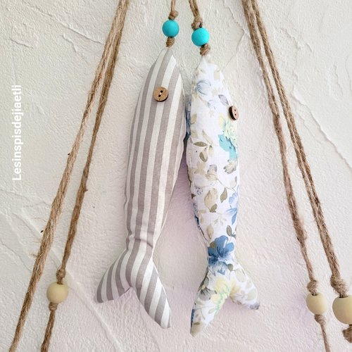 2 poissons en tissu rayé et fleuri, intérieur marin