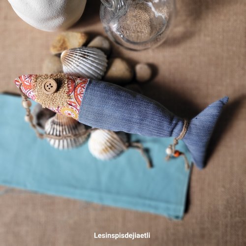 Grand poisson en jean recyclé et tissu orange, 30 cm, à suspendre, déco mer