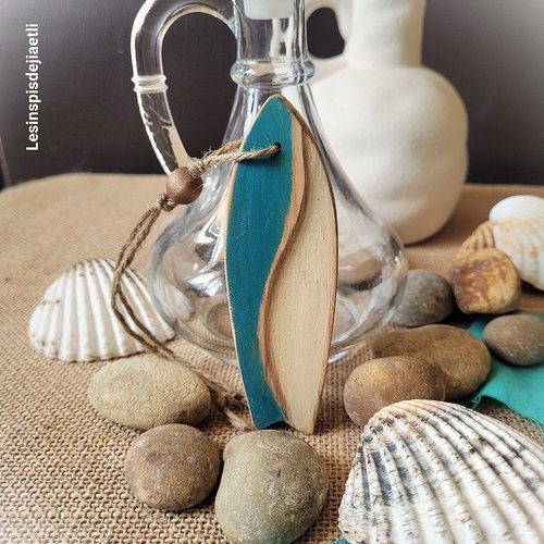Mini planche de surf bleue en bois sculpté, motif vague, peinte à la main, création bord de mer.