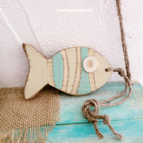 Poisson en bois coloré beige et vert d'eau, décoration bord de mer, plage.