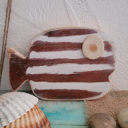 Gros poisson mural en bois de récupération à rayures marron rouge et blanches, décoration murale bord de mer