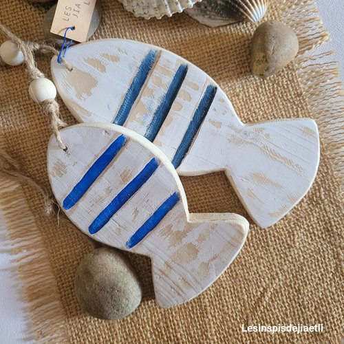 2 suspensions poisson en bois vieilli blanc avec rayures bleu, décoration bord de mer, plage