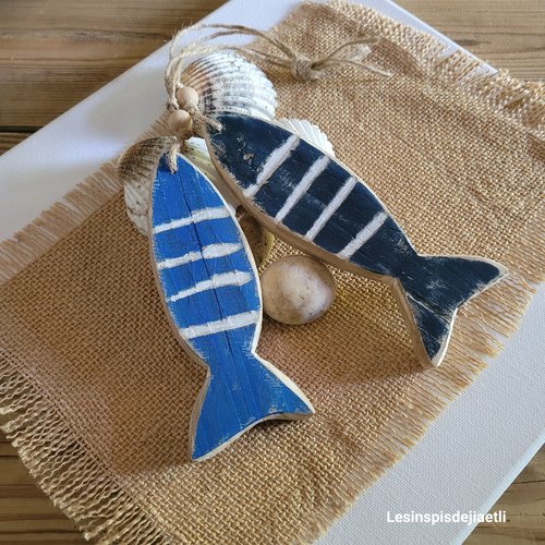 2 poissons suspendus en bois bleu